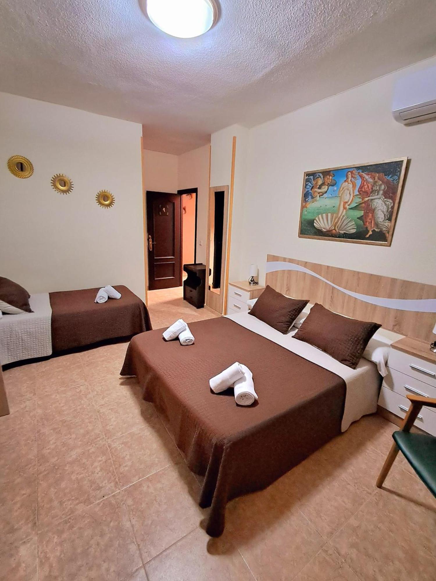 Hostal Dona Maria Valdemoro Eksteriør billede
